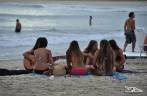 Jovens se reunem no fim de tarde na praia de Cabo Polonio, no litoral do Uruguai